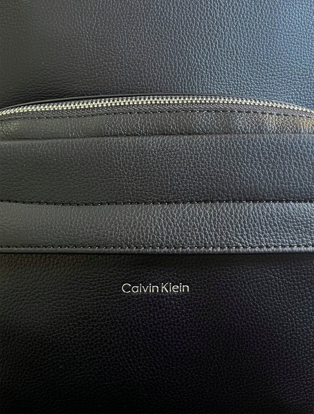 Mochila Calvin Klein Arredondada PU Silk Logo Preta