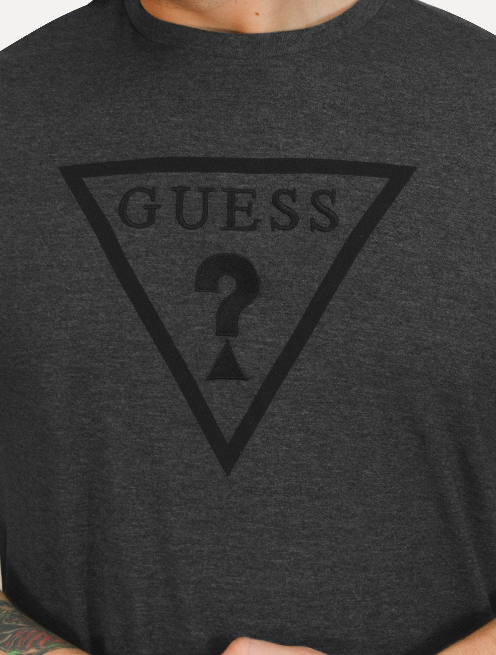 Camiseta Guess Masculina Classic Logo Embossed Cinza Escuro