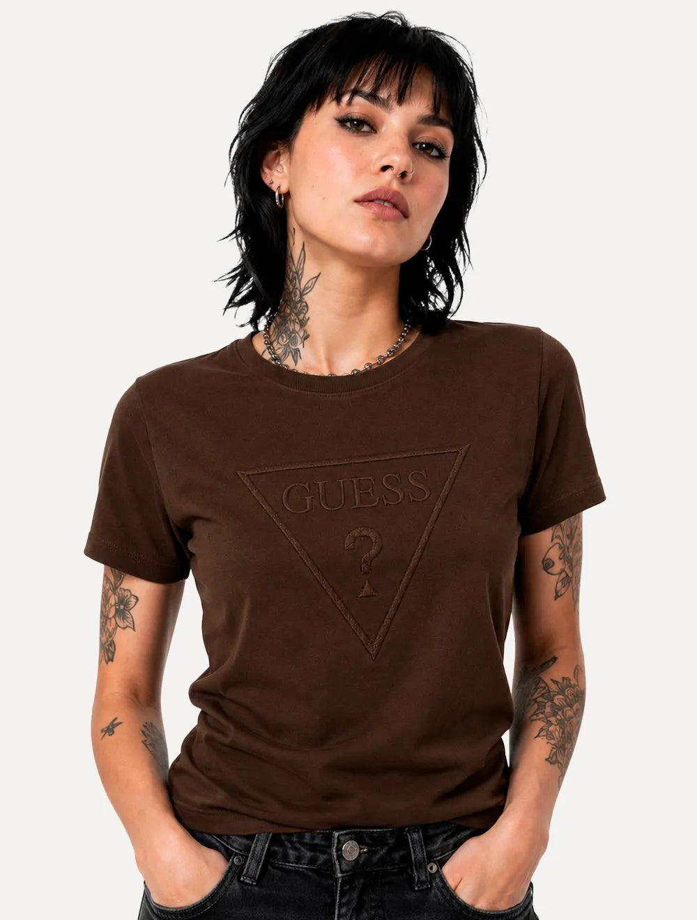 Camiseta Guess Feminina Bust Embroidery Logo Marrom Escuro