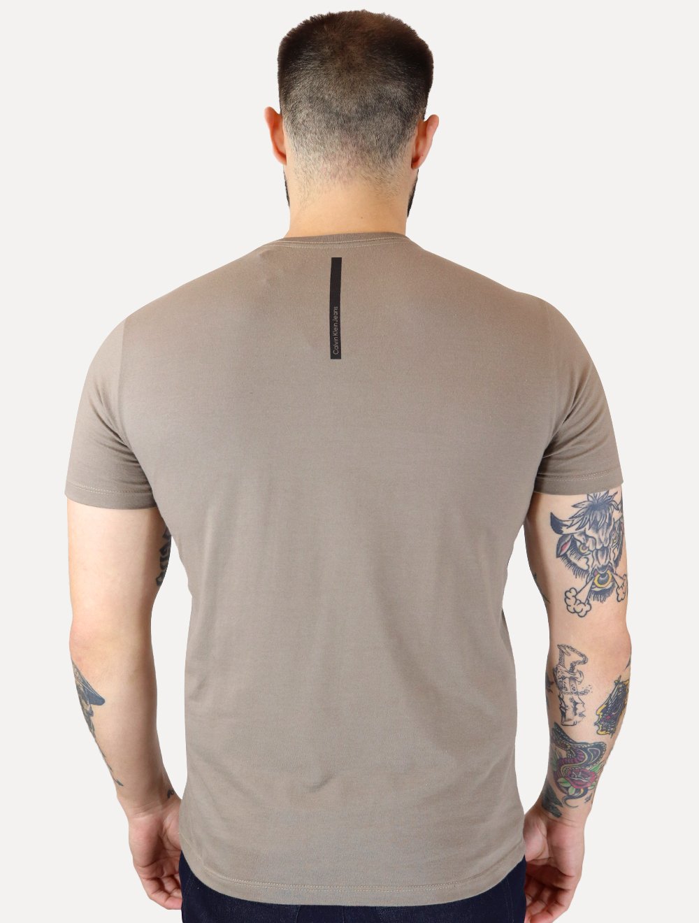 Camiseta Calvin Klein Jeans Masculina CK Gel Cáqui Médio